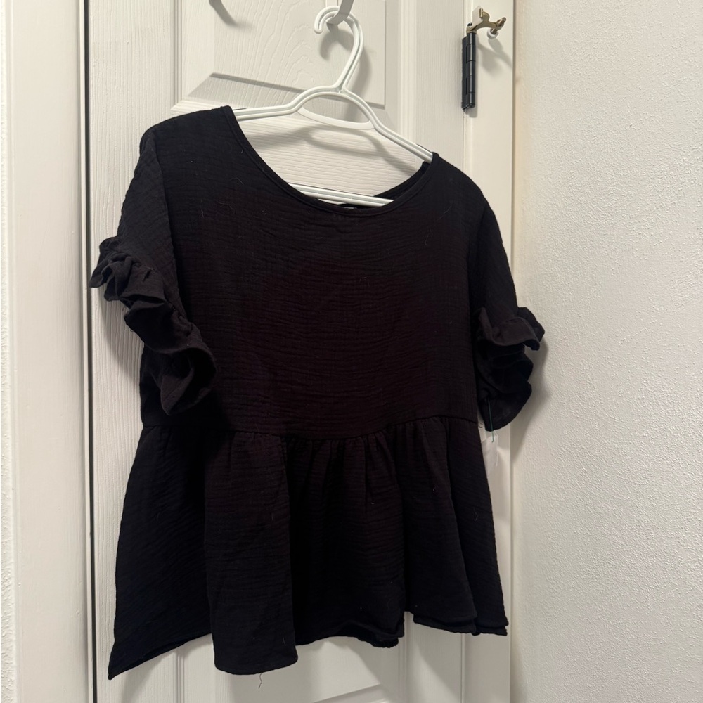 NWT Francesca’s Ruffle Sleeve Top